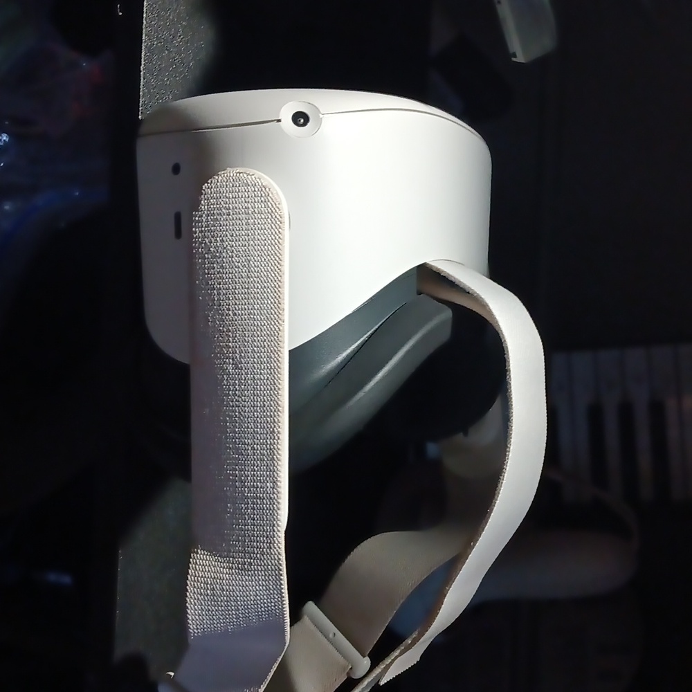 Meta Quest 2 - Picture 2 of 3